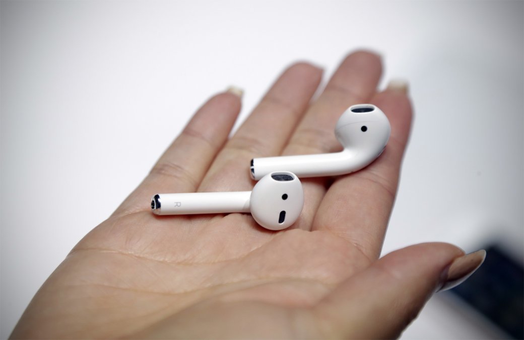 Apple выпустила обновленные AirPods: теперь с беспроводной зарядкой и голосовой активацией Siri